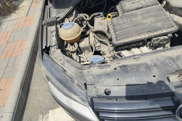 Used Volkswagen Jetta 2015 Zhuihui Edition 1.4L Manual Fashion Model Engine Bay Right