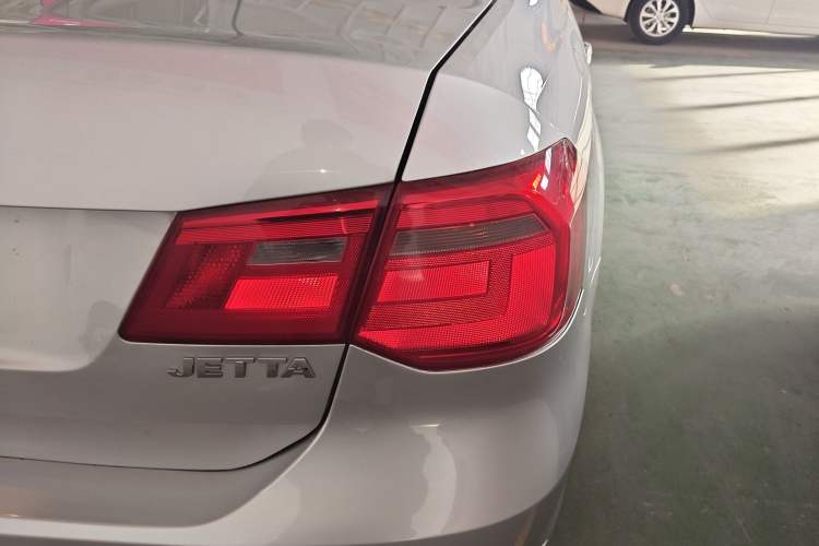 Used Volkswagen Jetta 2015 Zhihui Edition 1.4L Manual Comfort Model Exterior 3