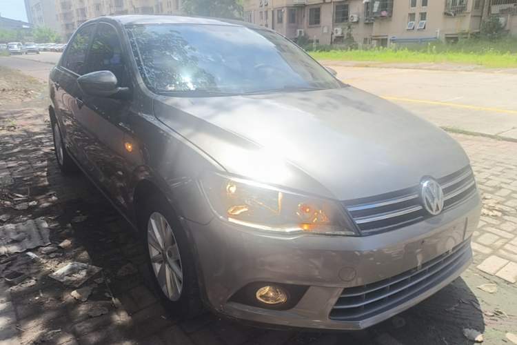 Used Volkswagen Jetta 2015 1.6L Manual Comfort Model Front Right 45 Deg