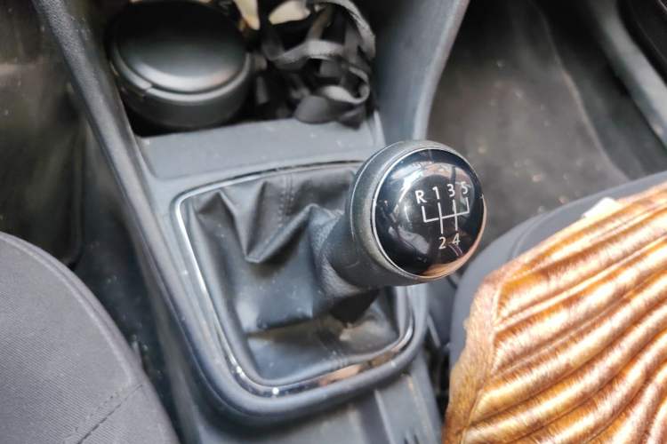 Used Volkswagen Jetta 2015 1.6L Manual Comfort Model Gear Lever