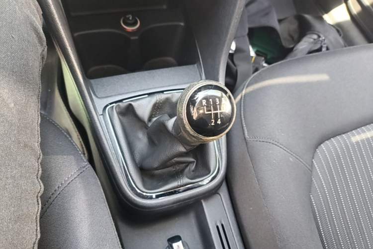 Used Volkswagen Jetta 2015 1.6L Manual Comfort Model Gear Lever