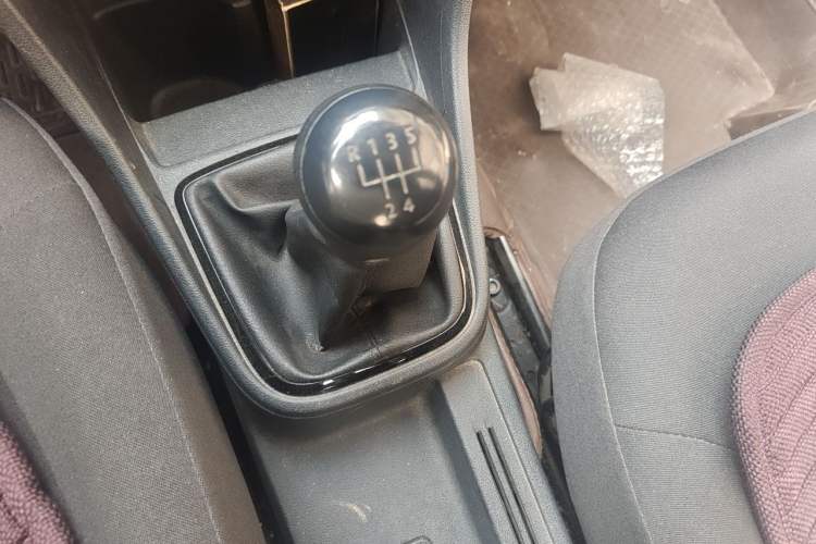 Used Volkswagen Jetta 2015 Value Edition 1.6L Manual Fashionable Style Gear Lever
