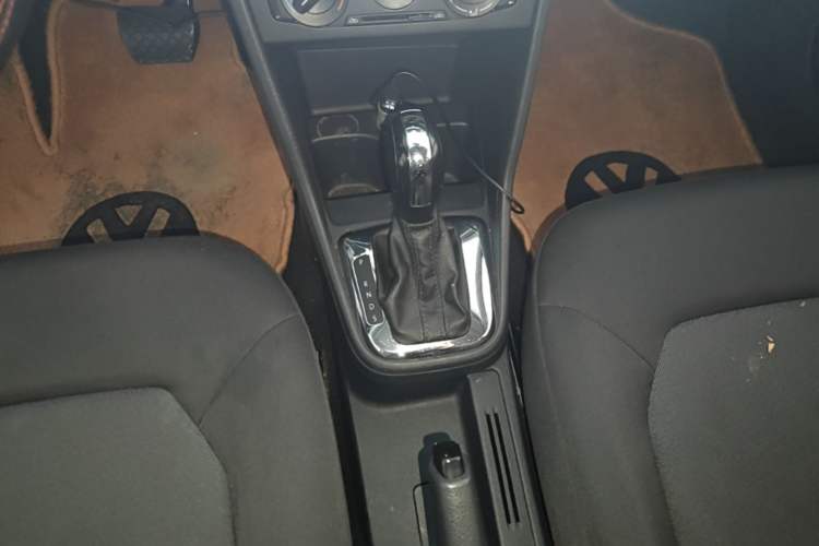 Used Volkswagen Jetta 2015 1.6L Automatic Fashion Model Gear Lever