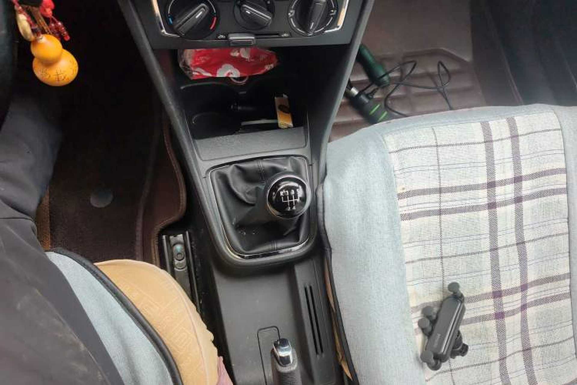 Used Volkswagen Jetta 2015 Zhuihui Edition 1.6L Manual Comfort Model Gear Lever