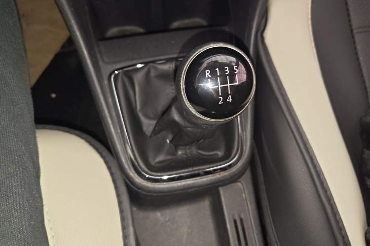 Used Volkswagen Jetta 2015 Zhihui Edition 1.4L Manual Comfort Model Gear Lever