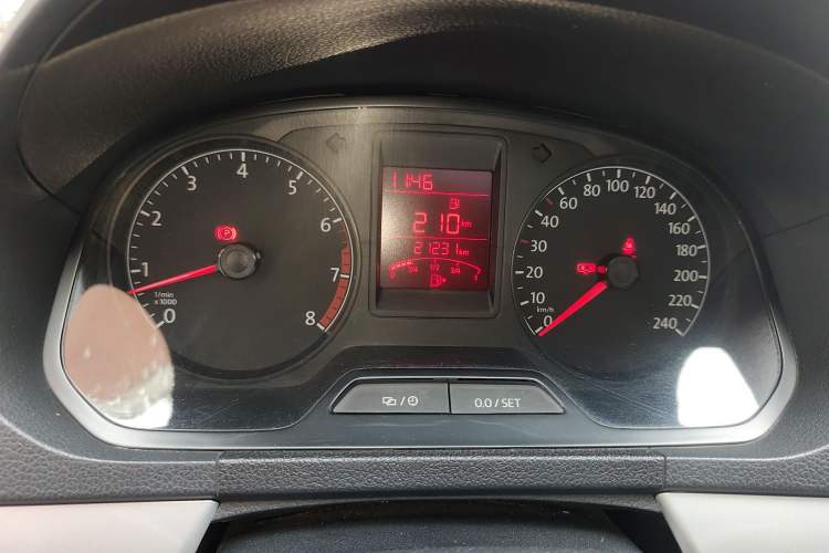 Used Volkswagen Jetta 2015 Zhuihui Edition 1.6L Manual Comfort Model Instrument Cluster