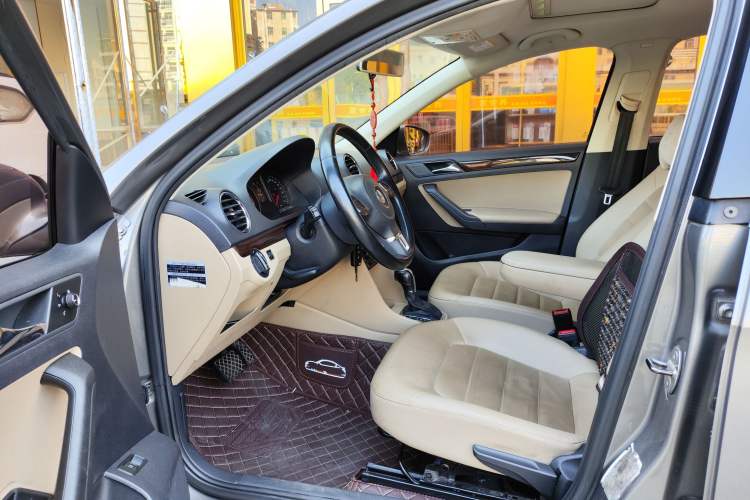 Used Volkswagen Jetta 2015 1.6L Automatic Luxury Model Interior 1
