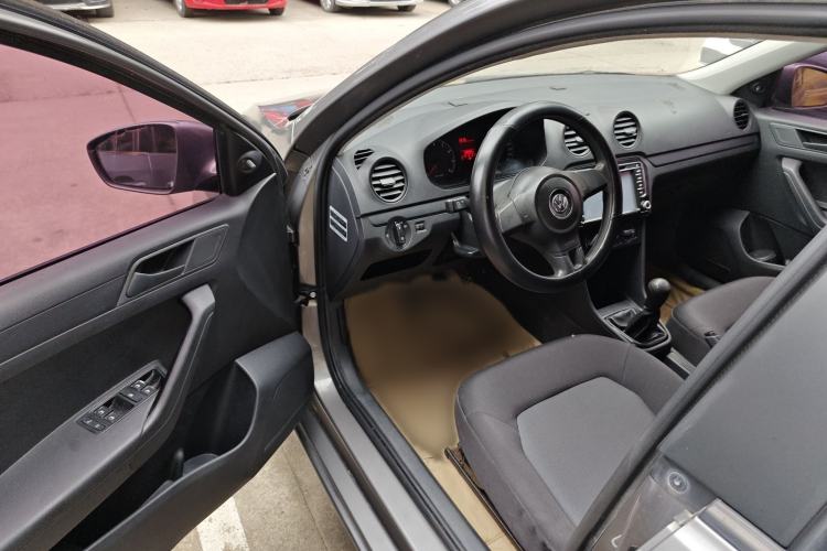 Used Volkswagen Jetta 2015 1.6L Manual Fashion Edition Interior 2