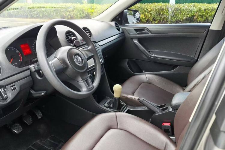 Used Volkswagen Jetta 2015 1.4L Manual Fashion Model Interior 2