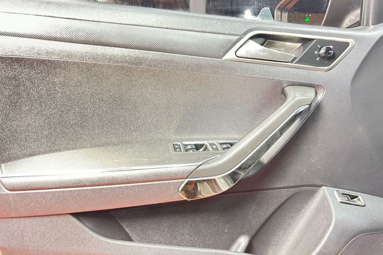 Used Volkswagen Jetta 2015 Zhuihui Edition 1.4L Manual Fashion Model Interior 2