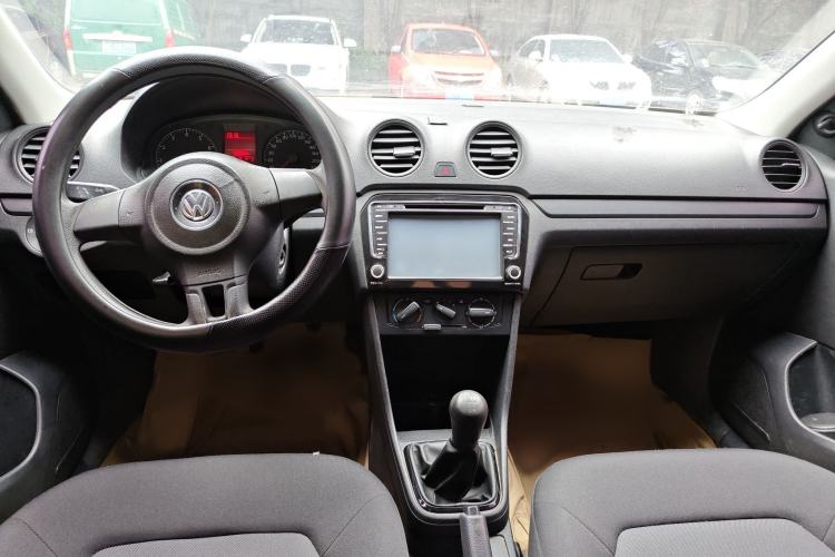 Used Volkswagen Jetta 2015 1.6L Manual Fashion Edition Interior 3