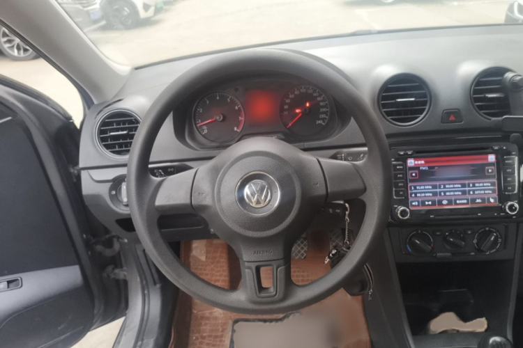 Used Volkswagen Jetta 2015 Zhuihui Edition 1.4L Manual Fashion Model Interior 3