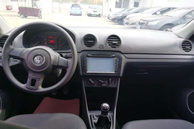 Used Volkswagen Jetta 2015 Value Edition 1.6L Manual Fashionable Style Interior 3