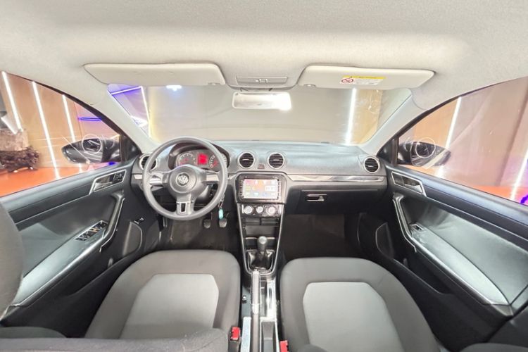 Used Volkswagen Jetta 2015 Zhuihui Edition 1.4L Manual Fashion Model Interior 3