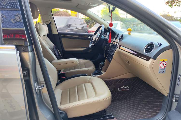 Used Volkswagen Jetta 2015 1.6L Automatic Luxury Model Interior 4