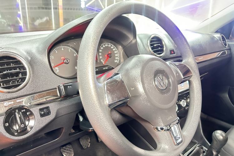 Used Volkswagen Jetta 2015 Zhuihui Edition 1.4L Manual Fashion Model Interior 4