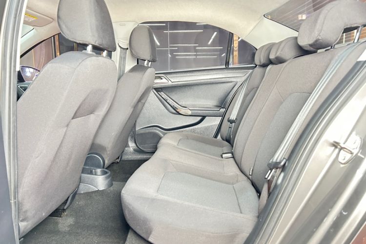 Used Volkswagen Jetta 2015 Zhuihui Edition 1.4L Manual Fashion Model Interior 8