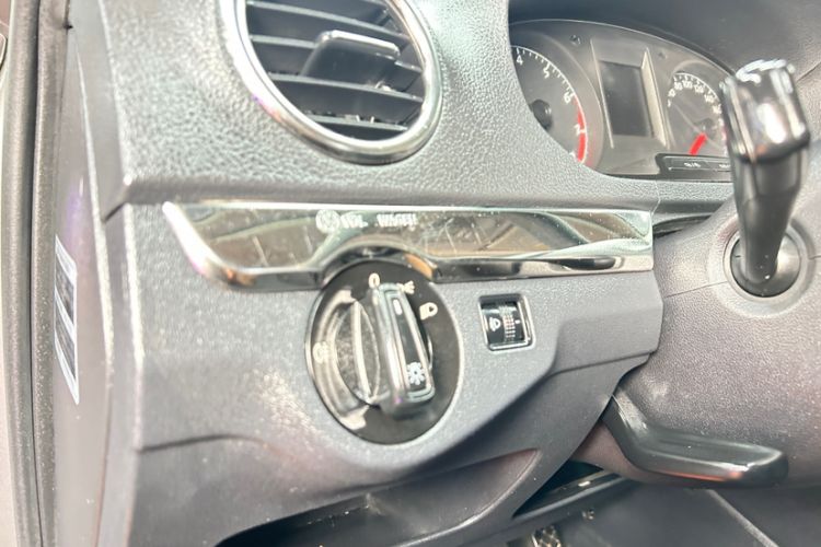 Used Volkswagen Jetta 2015 Zhuihui Edition 1.4L Manual Fashion Model Interior 9
