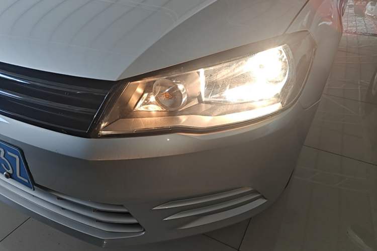 Used Volkswagen Jetta 2015 1.6L Automatic Fashion Model Left Front Headlight