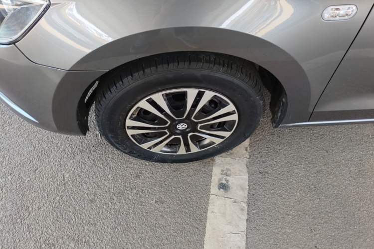 Used Volkswagen Jetta 2015 Zhuihui Edition 1.4L Manual Fashion Model Left Front Wheel Hub