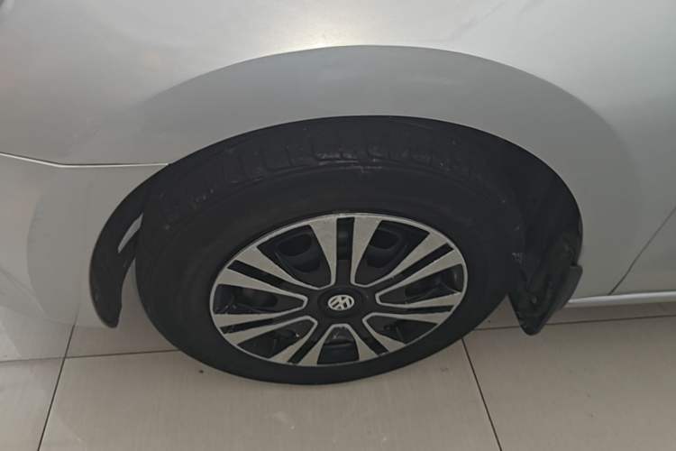Used Volkswagen Jetta 2015 1.6L Automatic Fashion Model Left Front Wheel Hub