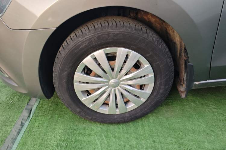 Used Volkswagen Jetta 2015 1.6L Automatic Fashion Model Left Front Wheel Hub
