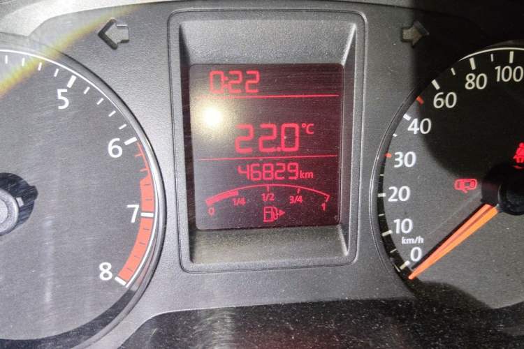 Used Volkswagen Jetta 2015 Zhuihui Edition 1.6L Manual Comfort Model Odometer Close Up