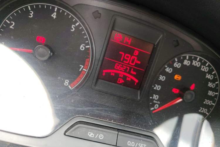 Used Volkswagen Jetta 2015 Zhuihui Edition 1.6L Manual Comfort Model Odometer Close Up