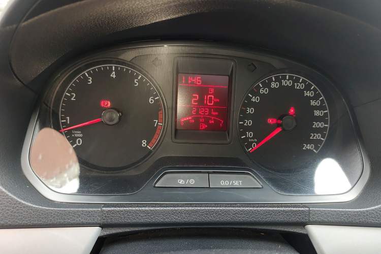 Used Volkswagen Jetta 2015 Zhuihui Edition 1.6L Manual Comfort Model Odometer Close Up