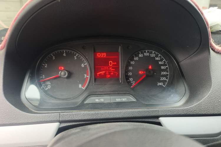 Used Volkswagen Jetta 2015 Zhuihui Edition 1.6L Manual Comfort Model Odometer Close Up