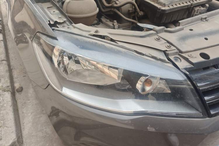 Used Volkswagen Jetta 2015 Value Edition 1.6L Manual Fashionable Style Right Front Headlight