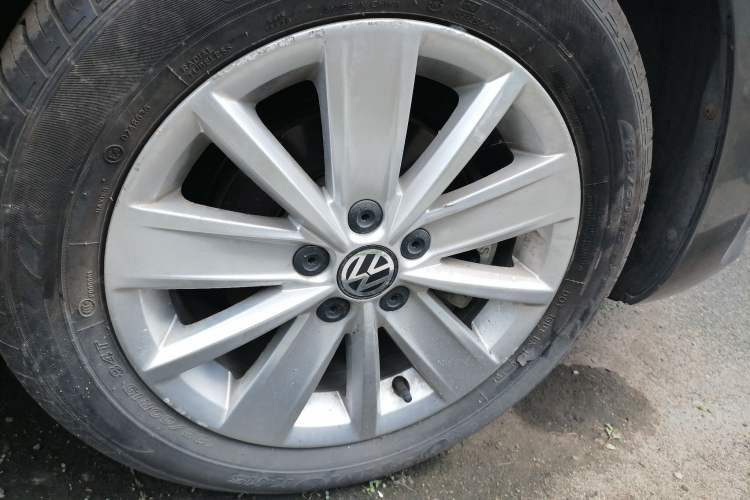 Used Volkswagen Jetta 2015 Zhuihui Edition 1.6L Manual Comfort Model Right Front Wheel Hub