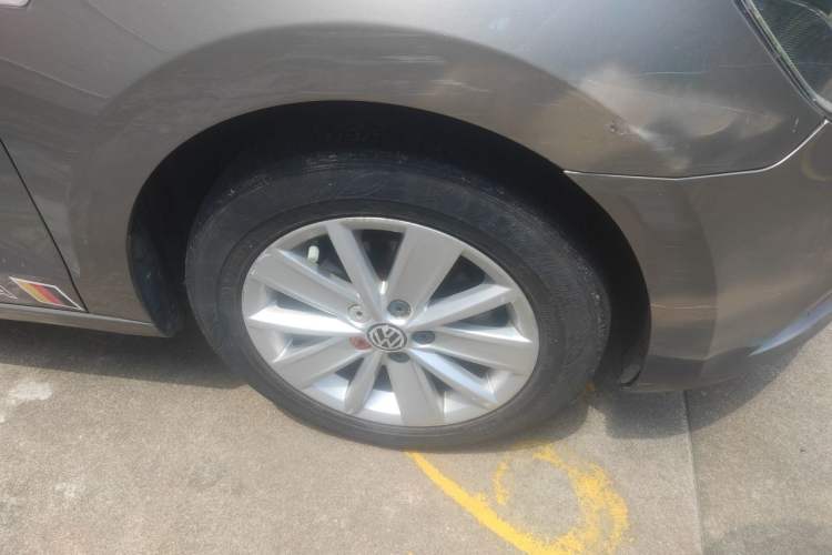Used Volkswagen Jetta 2015 Zhuihui Edition 1.6L Manual Comfort Model Right Front Wheel Hub