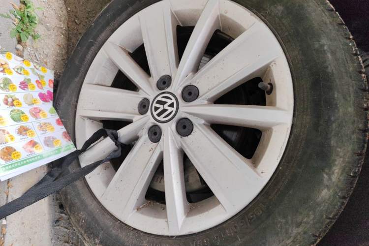 Used Volkswagen Jetta 2015 1.6L Manual Comfort Model Right Front Wheel Hub