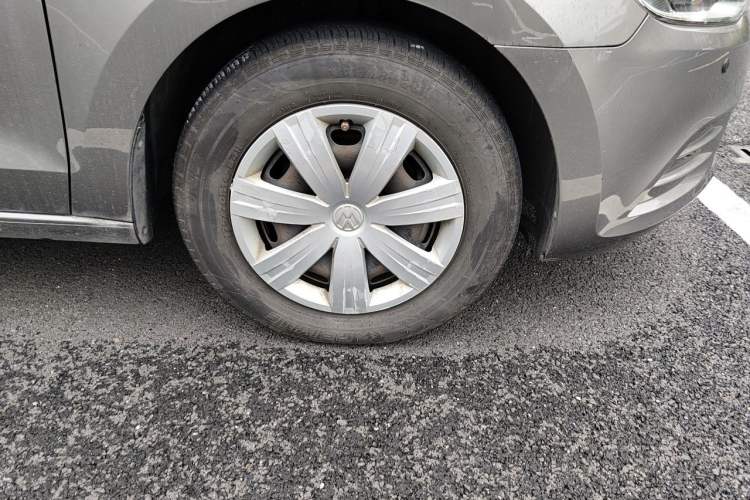 Used Volkswagen Jetta 2015 1.4L Manual Fashion Model Right Front Wheel Hub