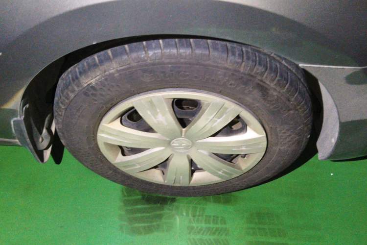 Used Volkswagen Jetta 2015 Value Edition 1.6L Automatic Fashion Version Right Front Wheel Hub