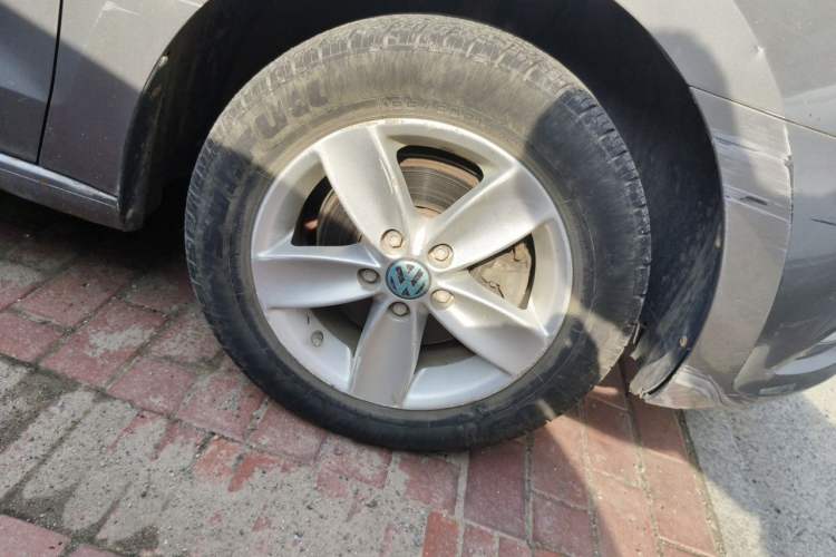 Used Volkswagen Jetta 2015 Value Edition 1.6L Manual Fashionable Style Right Front Wheel Hub