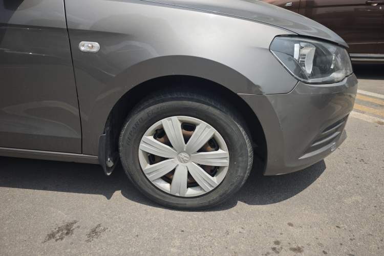 Used Volkswagen Jetta 2015 Value Edition 1.6L Automatic Fashion Version Right Front Wheel Hub