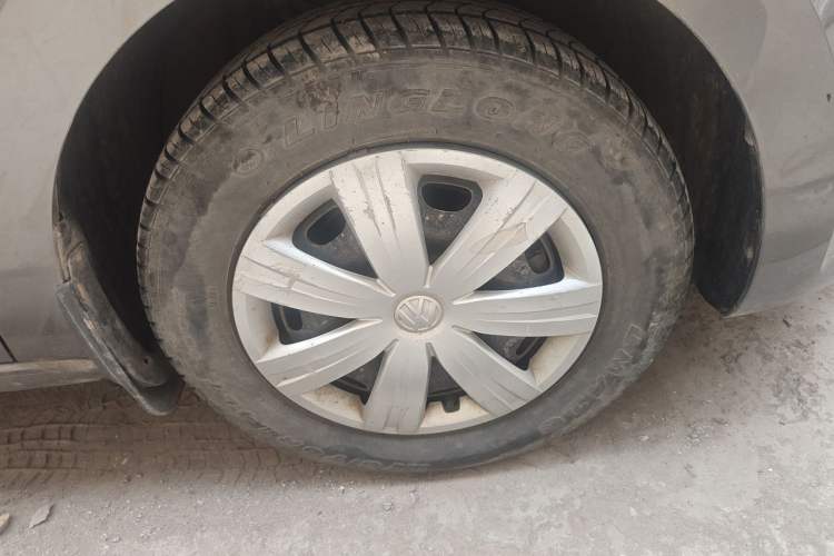 Used Volkswagen Jetta 2015 Value Edition 1.6L Manual Fashionable Style Right Front Wheel Hub