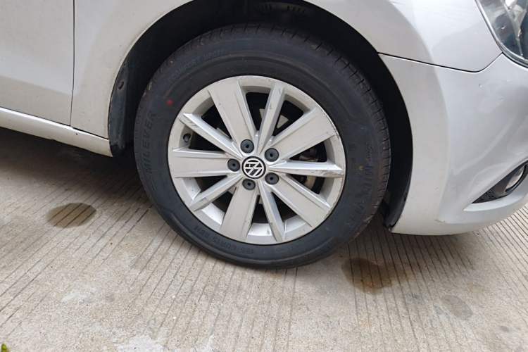 Used Volkswagen Jetta 2015 1.6L Automatic Comfort Model Right Front Wheel Hub