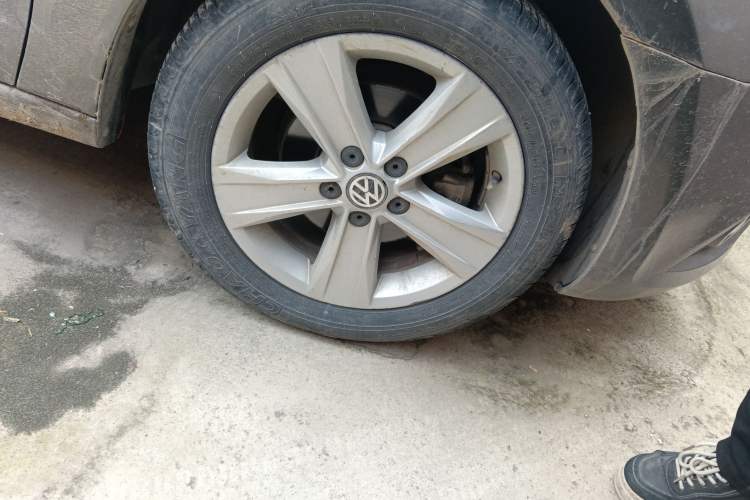 Used Volkswagen Jetta 2015 1.6L Automatic Luxury Model Right Front Wheel Hub