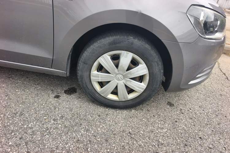Used Volkswagen Jetta 2015 Zhuihui Edition 1.4L Manual Fashion Model Right Front Wheel Hub