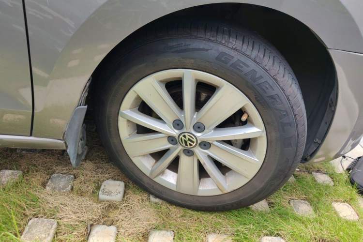 Used Volkswagen Jetta 2015 Zhuihui Edition 1.6L Manual Comfort Model Right Front Wheel Hub