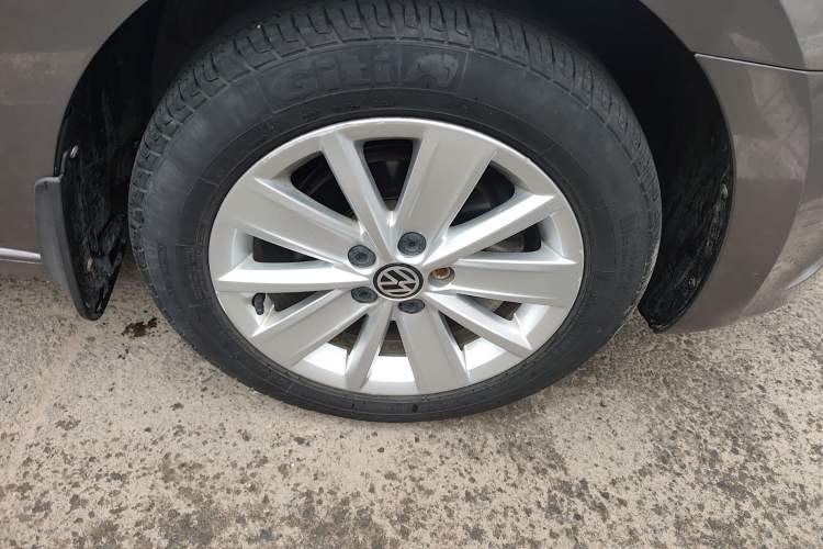 Used Volkswagen Jetta 2015 Zhuihui Edition 1.6L Manual Comfort Model Right Front Wheel Hub
