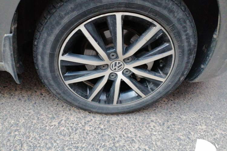 Used Volkswagen Jetta 2015 Value Edition 1.6L Automatic Comfort Version Right Front Wheel Hub