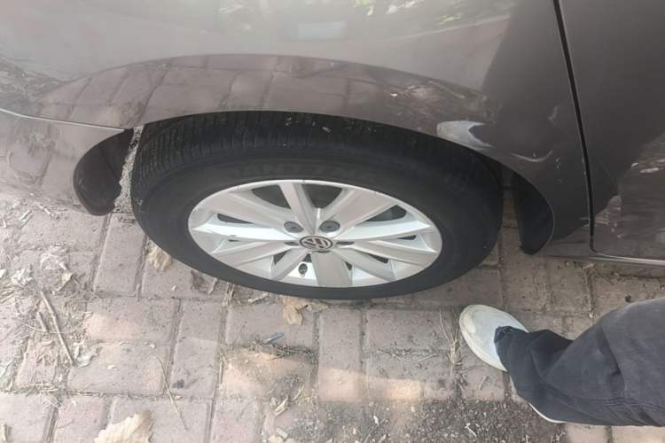 Used Volkswagen Jetta 2015 1.6L Manual Comfort Model Right Rear Wheel Hub