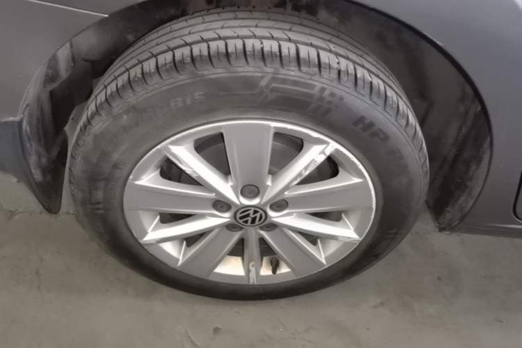 Used Volkswagen Jetta 2015 1.6L Automatic Comfort Model Right Rear Wheel Hub