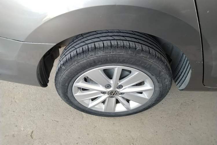 Used Volkswagen Jetta 2015 1.6L Manual Comfort Model Right Rear Wheel Hub