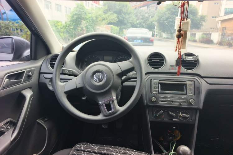 Used Volkswagen Jetta 2015 Zhuihui Edition 1.4L Manual Fashion Model Steering Wheel