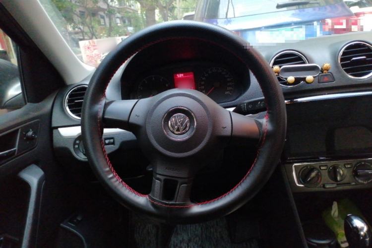 Used Volkswagen Jetta 2015 Value Edition 1.6L Automatic Comfort Version Steering Wheel